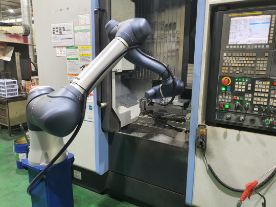 남경태 생기원 박사팀은 '로봇활용 표준 공정모델'을 개발해 뿌리기업의 생산현장에 적용, 로봇 자동화 공정을 통해 생산성 향상과 불량률 감소 등의 성과를 거두고 있다.  생기원 제공